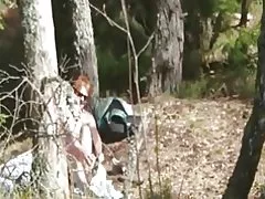 Толқыған сары швейцария әйелі сыртқы төсеу және ебать