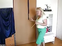 Oldnanny толықтырғыш піскен ескі жетілген олармен ойнайды киской